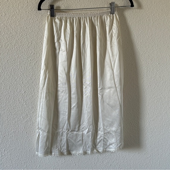 Dresses & Skirts - Vintage Midi Slip Skirt Fits Women’s Small Ivory Pullon Dainty Feminine Layer